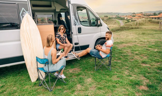 vrienden ontspannen buiten hun camper