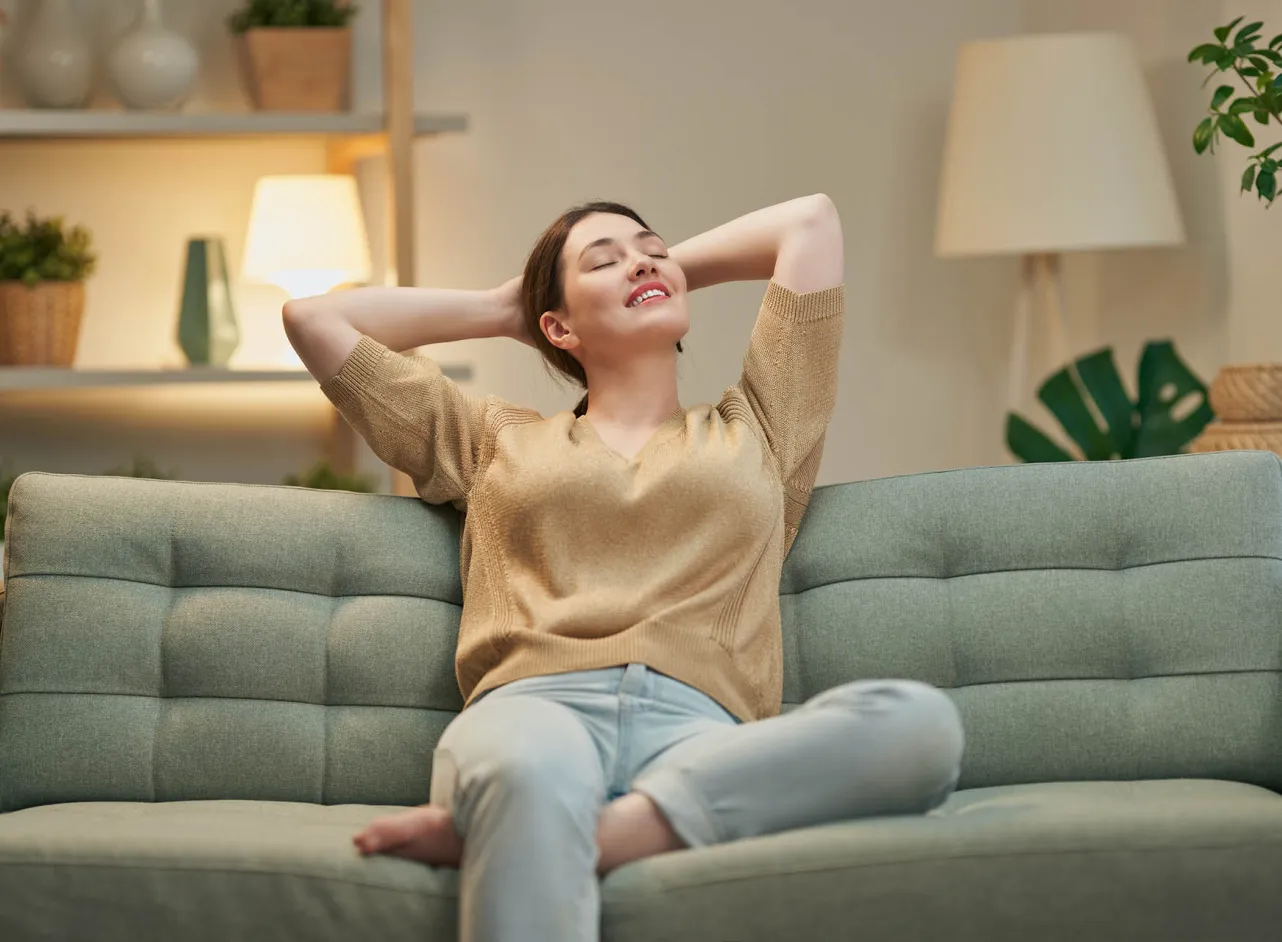 vrouw ontspannen op bank