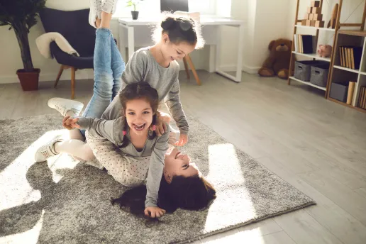 gelukkige kinderen spelen met moeder